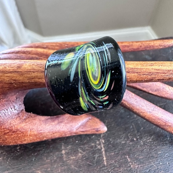 Green and Black Glass Swirl Ring, Size 9 - Picture 7 of 12